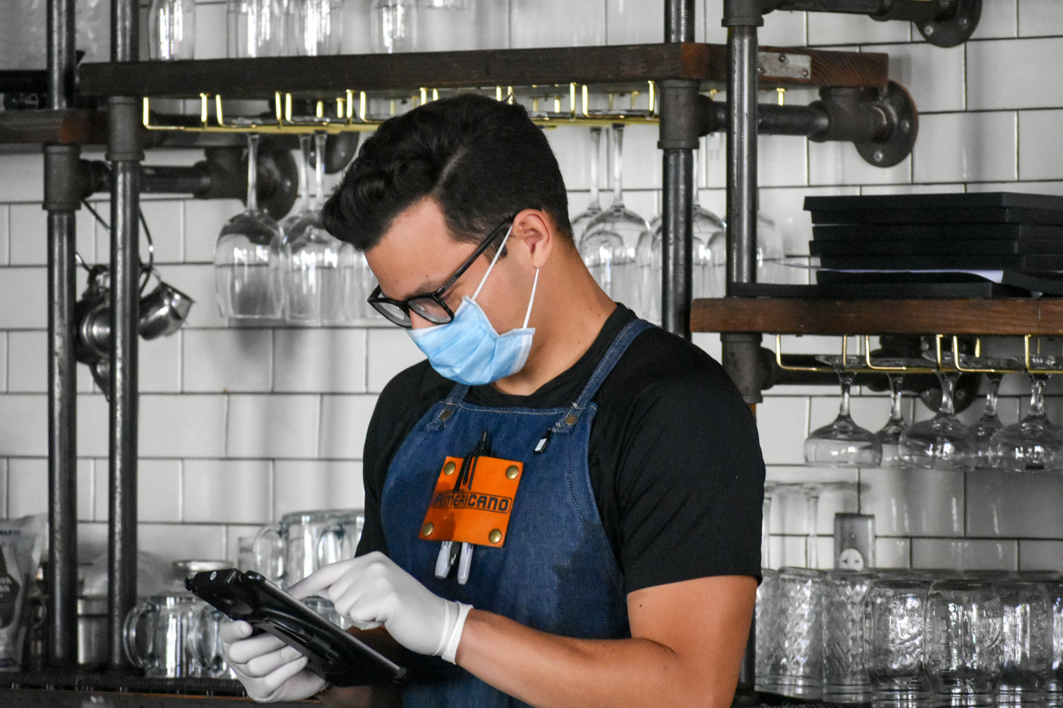 restaurant-worker-during-coronavirus